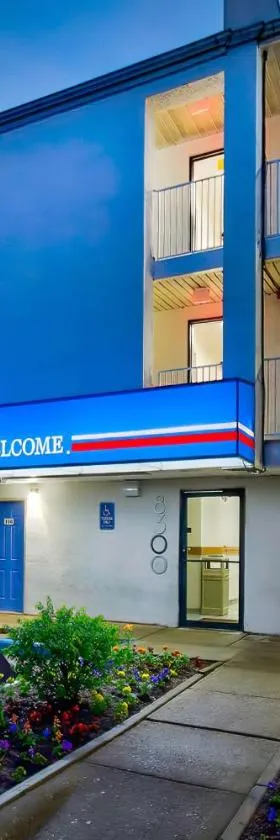 沃伦6号酒店，位于沃伦的酒店