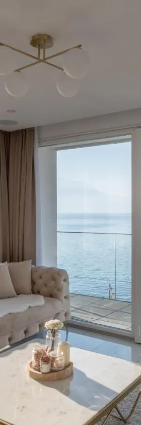 Sunset Home, Appartement de luxe front de lac，位于Veytaux的酒店