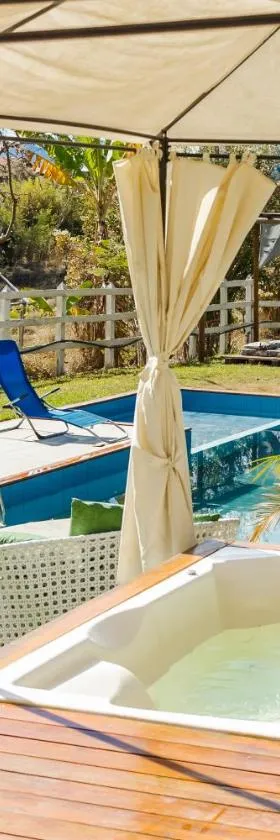 Sítio com SPA, lareira e piscina - Piranguinho, MG，位于Piranguinho的酒店