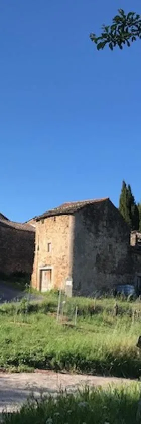 appartement de l'église et du château 2 à 15 personnes，位于阿韦恩的酒店