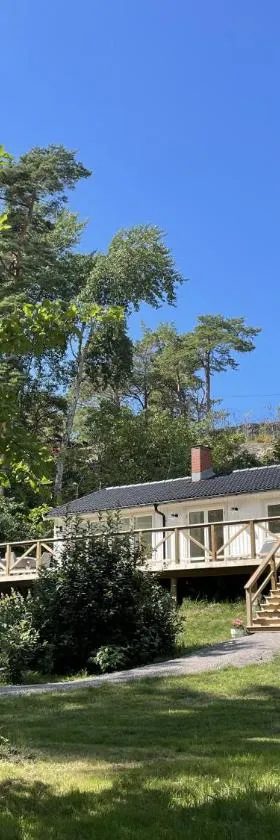 Stockholm archipelago with pool, boat and bikes，位于Djurhamn的酒店