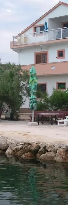 Apartments and rooms by the sea Nevidjane, Pasman - 11902，位于奈维丹的酒店