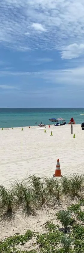 Beachfront condo in Miami!，位于阳光岛滩的酒店