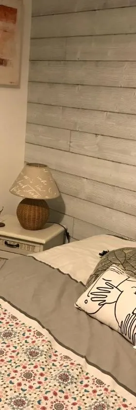 Jolie chambre dans quartier calme，位于伊斯内斯的酒店