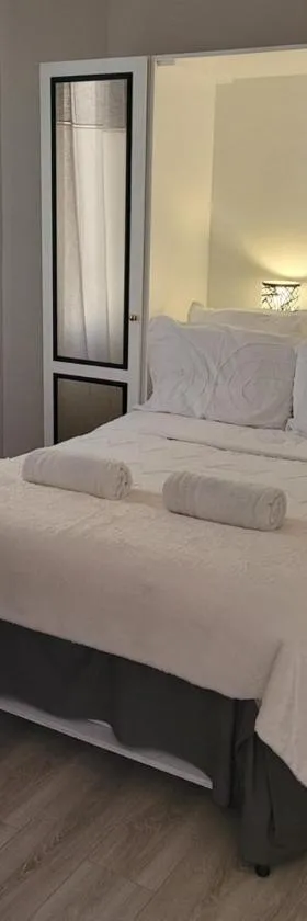 2 Chambres paisibles à La Trinité proche de Nice 15 mn, Monaco 20 mn et l'Italie 30 mn et aussi 2 Studios dans le même établissement，位于拉特里尼泰的酒店