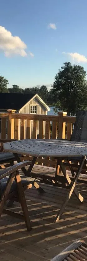 Välutrustad stuga med vacker sjöutsikt，位于Urshult的酒店