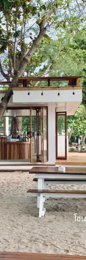 Issara Beach Resort Beachfront，位于锡春的酒店