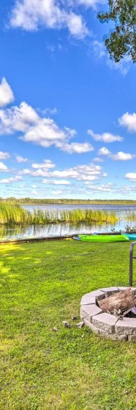 East Tawas Lakefront Getaway with Kayaks and Deck，位于East Tawas的酒店