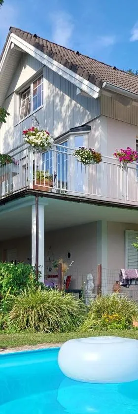 68m2 Ferienwohnung mit Pool und Garten，位于Mosing的酒店