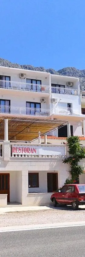 Apartments and rooms by the sea Lokva Rogoznica, Omis - 2973，位于洛克瓦罗戈兹尼察的酒店