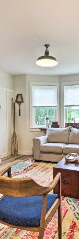 Pet-Friendly Saranac Lake Retreat with Deck and Yard，位于萨拉纳克莱克的酒店