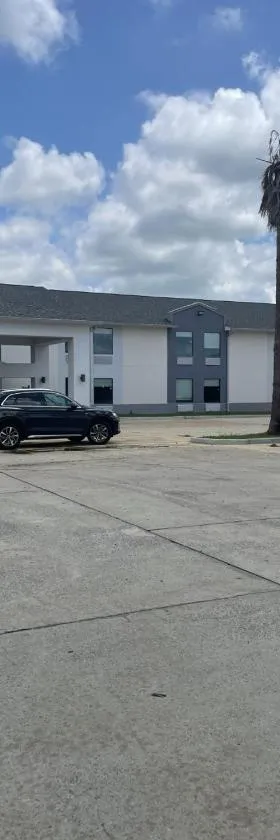 Fairway Inn Iowa-Lake Charles，位于Iowa的酒店
