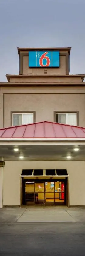 Motel 6-Hesperia, CA - West Main Street I-15，位于希斯皮里亚的酒店