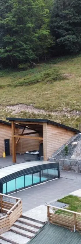 La Ferme de Rochesson, Jacuzzis & Piscine commune，位于Rochesson的酒店