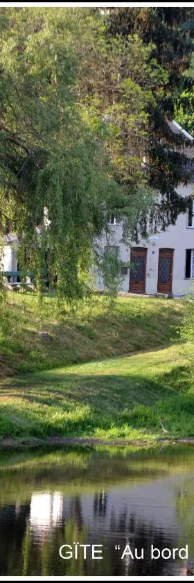 Gîte AU BORD DE L'EAU jusqu'à 8 personnes，位于武埃兹河畔尚邦的酒店
