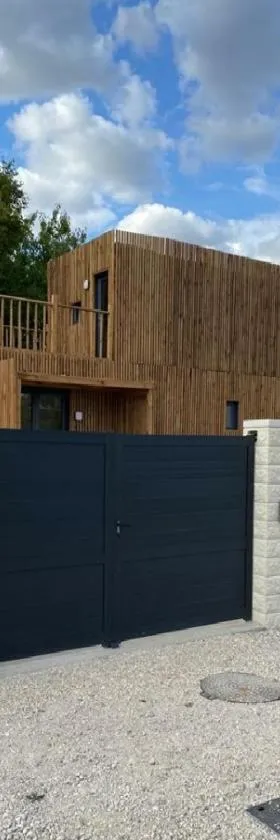 Duplex atypique en bois entre ville et verdures，位于拉沙佩勒圣梅曼的酒店