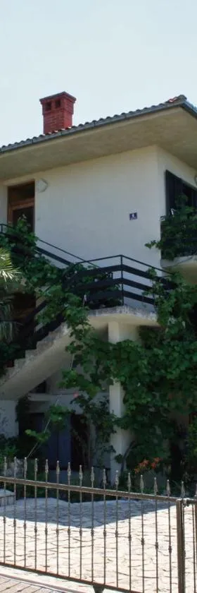 Apartments with a parking space Jadranovo, Crikvenica - 5533，位于卓得诺沃的酒店