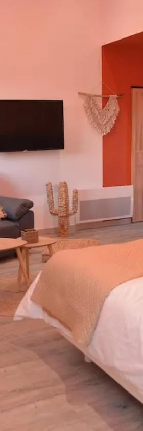 L'Evasion chambre DUNE avec sauna et spa privatifs，位于Prinquiau的酒店