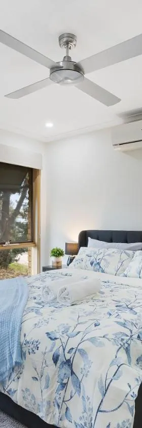 Woodgrove Penthouse - 36 min drive to MEL airport，位于梅尔顿的酒店
