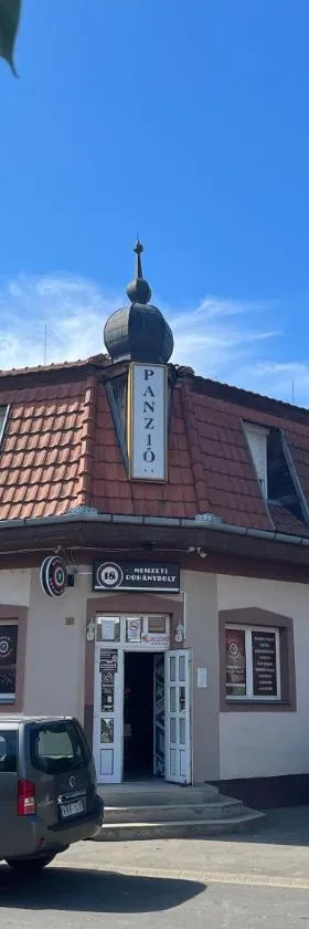 HOTEL Kuruc Panzio TARPA Kossuth utca 25E，位于Tarpa的酒店