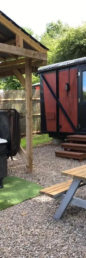 Luxury cosy carriage with electric private hot tub，位于赫里福德的酒店