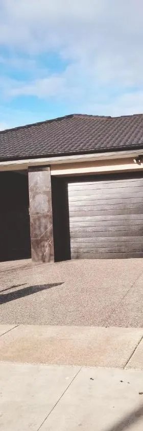 Modern and cosey 4 bedroom house walk to beach，位于圣伦纳兹的酒店
