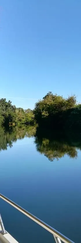 BATEAU - Jolie pénichette sur région touristique.，位于贝勒加德的酒店