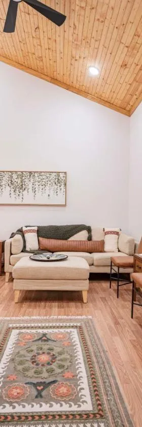 Light And Bright Cabin Close To Pates Ford Marina，位于Smithville的酒店