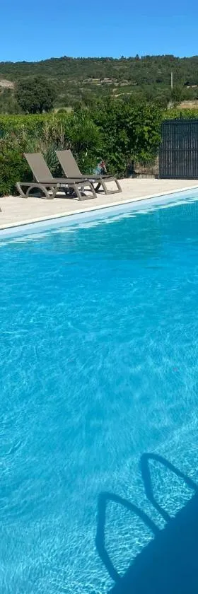 Appartement entre lac et mer avec piscine，位于Péret的酒店