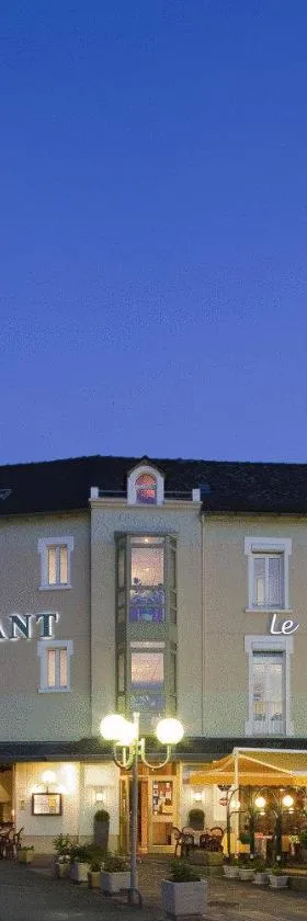 Logis Hôtel-Restaurant Le Commerce，位于Rieupeyroux的酒店