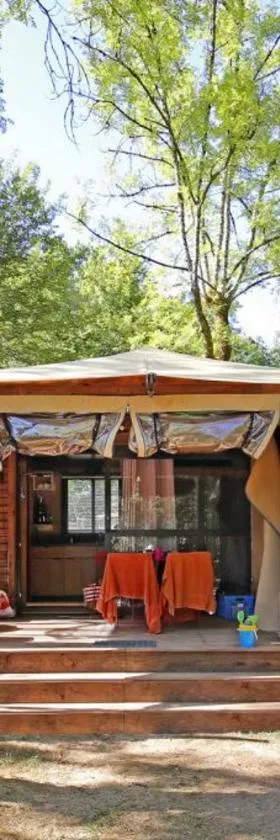 Camping Onlycamp De Chamarges，位于戴伊的酒店