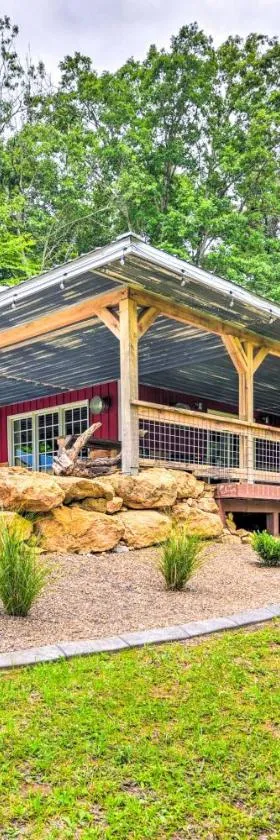 Secluded Brownsville Cabin with Deck and Fire Pit，位于Brownsville的酒店