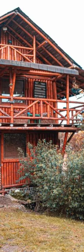 Villa Celina: La cabañita de Guadua，位于圣埃伦娜的酒店