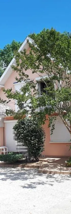 Odos Tarbes Très beau T3 avec petite terrasse et pkg，位于奥多斯的酒店