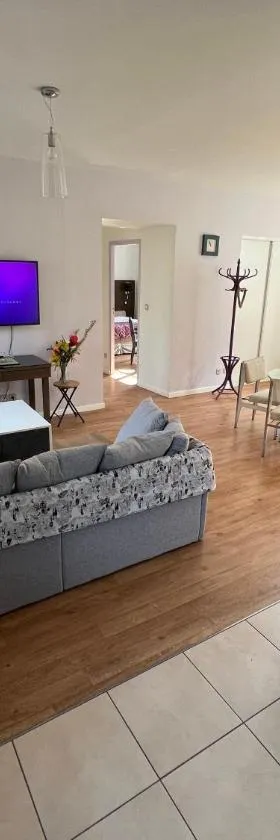 Charmant appartement RDC familial ou pour le travail，位于于泽什的酒店