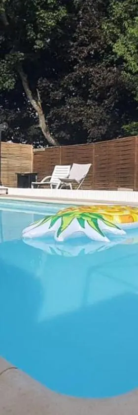 Charmant appartement 2p de 43m2 avec piscine partagée，位于La Ferté-Gaucher的酒店
