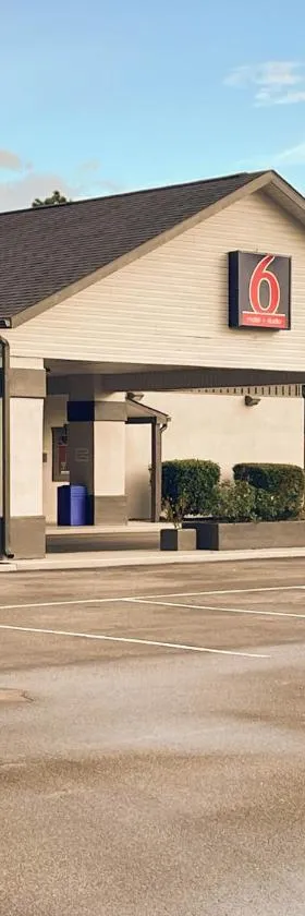 Studio 6 Bay Minette AL，位于Bay Minette的酒店