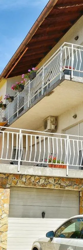 Apartments with parking spaces Smrika, Kraljevica - 15709，位于斯姆里卡的酒店