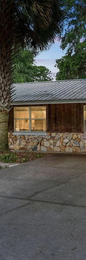 Charming Cottage With Pool Table 15 Min From WEC，位于奥卡拉的酒店