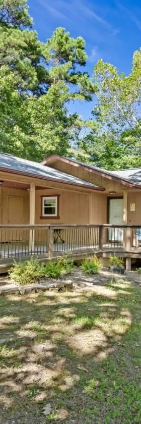 Wooded, Quiet Cottage, Very close to the Back 40，位于贝亚维斯塔的酒店