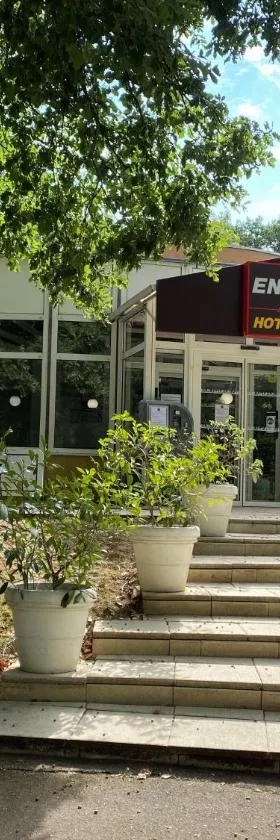 Enzo Hôtels Premier Prix - Logis Amnéville，位于岩尼维利的酒店