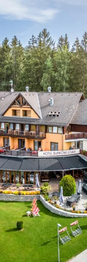 Hotel SLUNEČNÁ LOUKA，位于伏尔塔瓦河畔利普诺的酒店