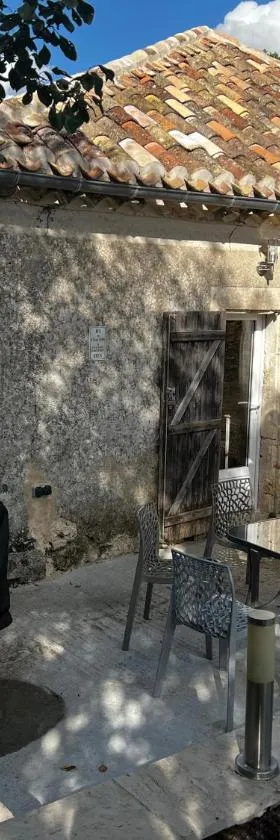 Gîte loustalneve，位于Bourg-de-Visa的酒店