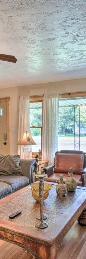 Well-Appointed Fruita Townhome Hike and Bike Nearby，位于弗鲁塔的酒店