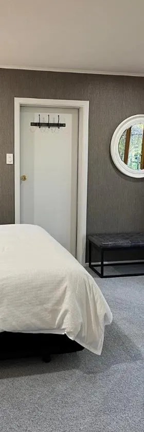 Shy Cottage and Studio，位于格雷敦的酒店