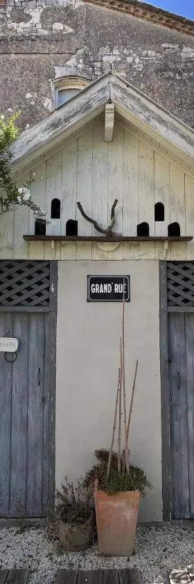 Chambre paisible dans une ancienne bâtisse rénovée，位于Issigeac的酒店