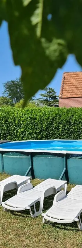 Grand Gite Avec Tennis et Piscine，位于Lalinde的酒店