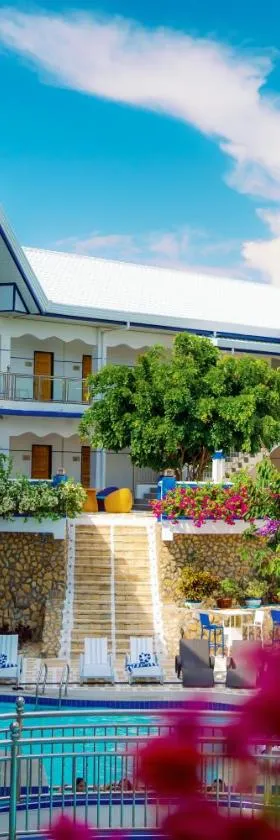 Santiago Cove Hotel and Restaurant，位于Santiago的酒店
