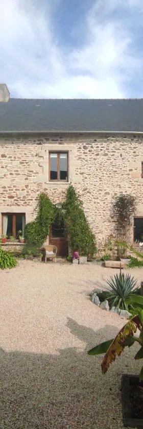 La Ville Es Riez Chambre d'hôtes，位于Corseul的酒店
