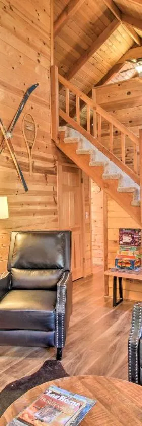Pinetop-Lakeside Cabin with Deck Hike, Ski and Golf，位于派托普湖畔的酒店